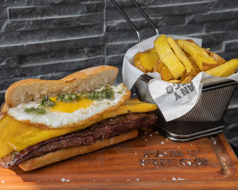Bife de Vacío a lo Pobre, con huevo frito, plátano maduro y chimichurri