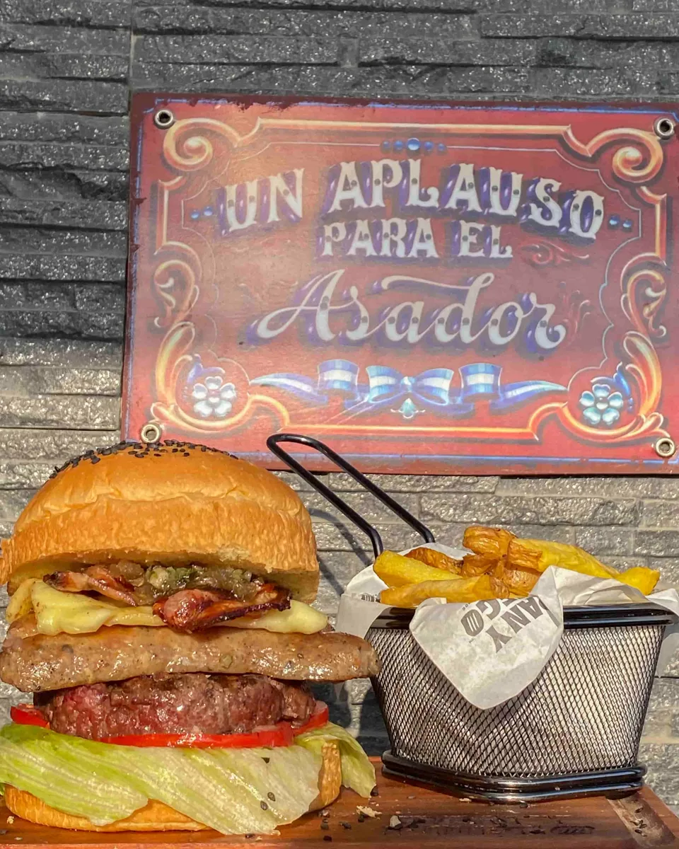 Biggie Burger, doble hamburguesa con chorizo, queso gouda, tocino y cebolla caramelizada