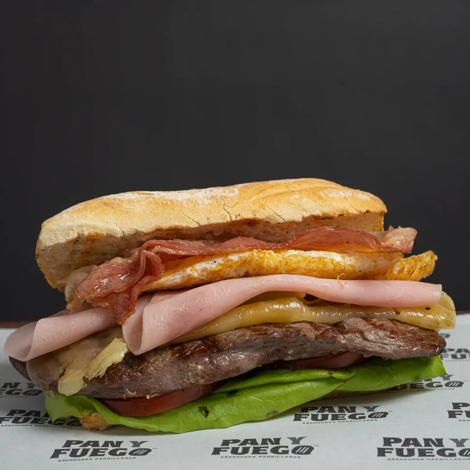 Chivito Uruguayo, bife de vacío con jamón, queso gouda, tocino y huevo frito