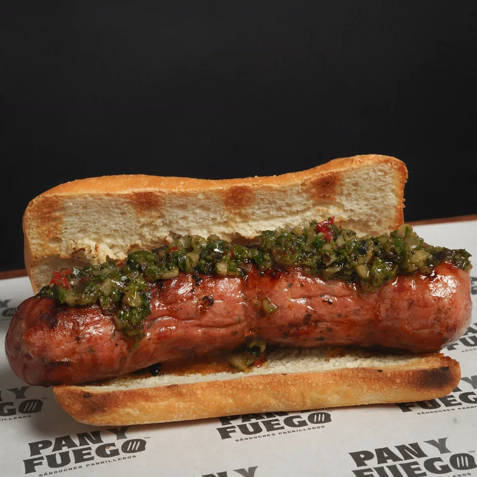 Chorifuego, sánguche de chorizo artesanal en pan ciabatta con chimichurri