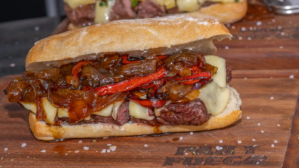 Don Vacío, bife de vacío a la parrilla con queso suizo derretido y chimichurri