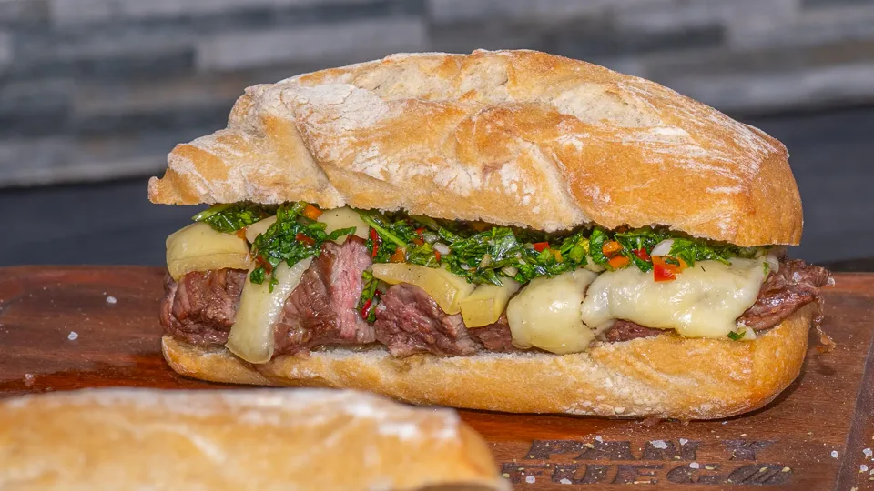 El Entrañoso, entraña fina a la parrilla con queso gouda derretido
