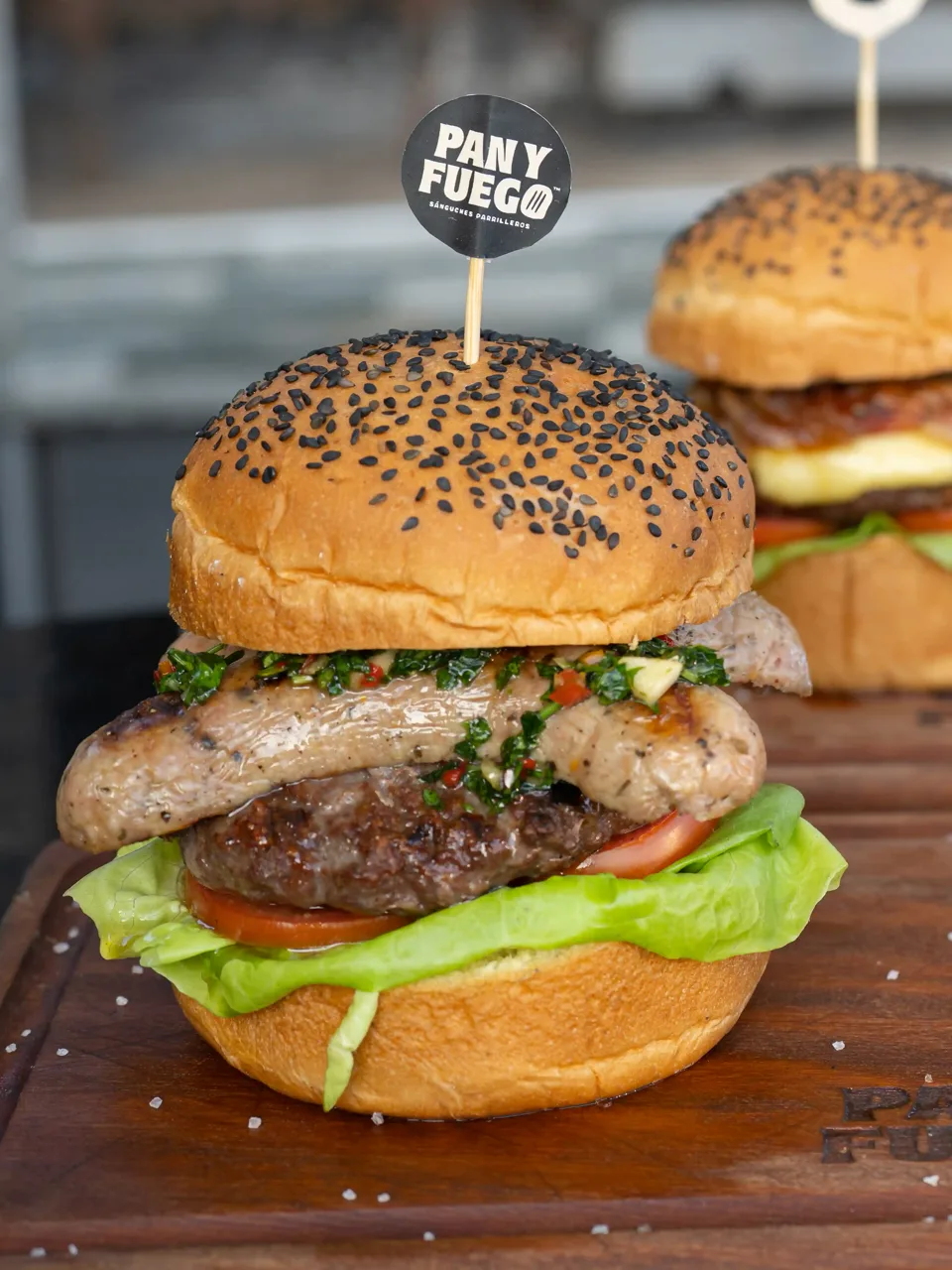 La Parriburger, hamburguesa con chorizo artesanal, lechuga, tomate y chimichurri en pan brioche