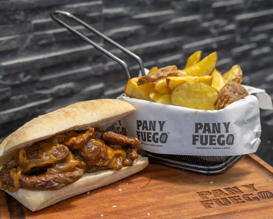 Philly Pan y Fuego, bife de vacío picado con queso cheddar y cebolla caramelizada en pan ciabatta