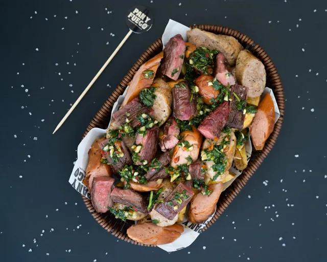 Piqueo Carnívoro, papas ambo con bife de vacío, chorizo artesanal y chimichurri