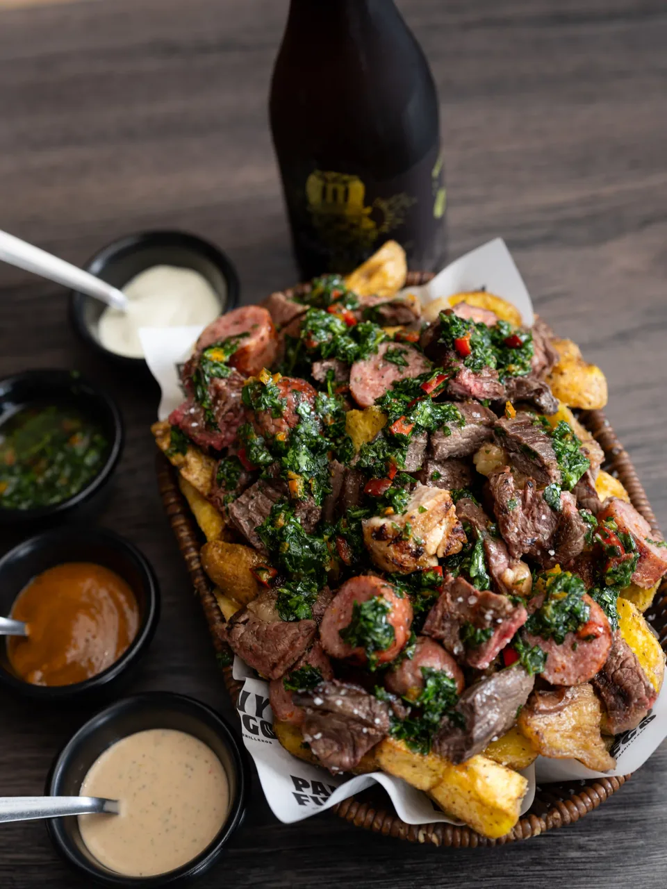 Piqueo Mundialista, selección de cortes angus, molleja de res, chorizo y papas amarillas con chimichurri