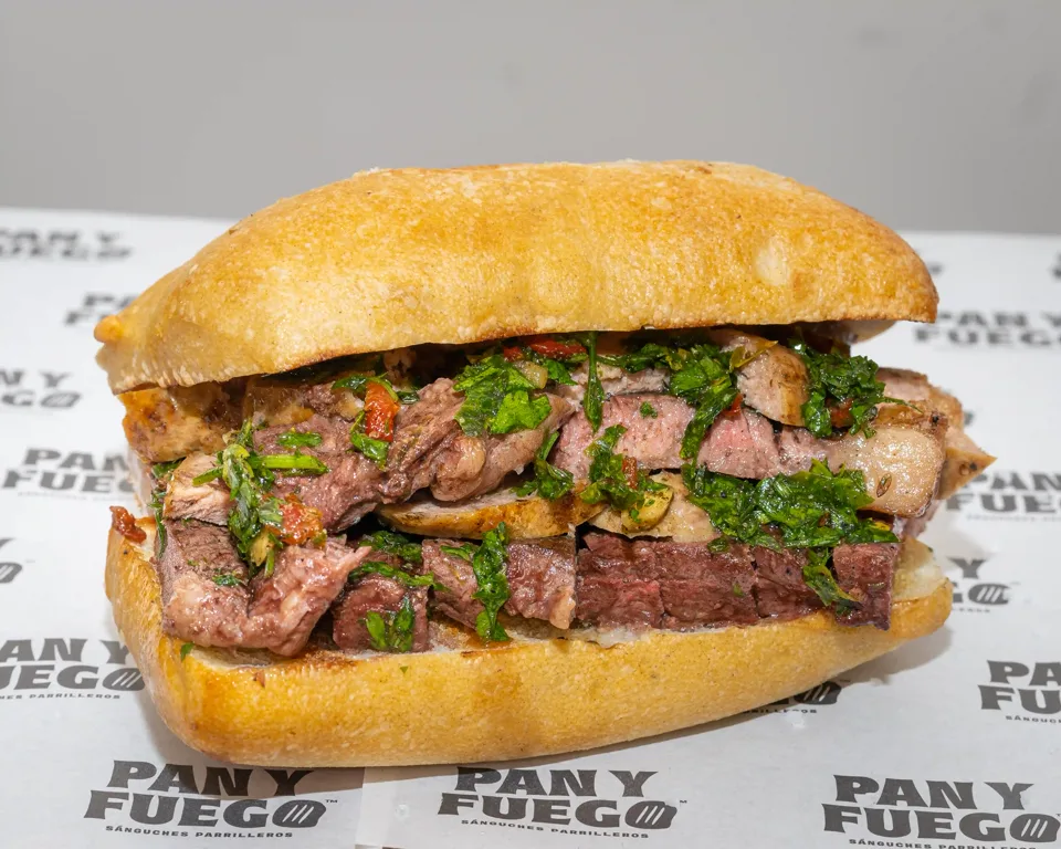 Sanguchón Gaucho, chorizo y picaña argentina a la parrilla en pan ciabatta