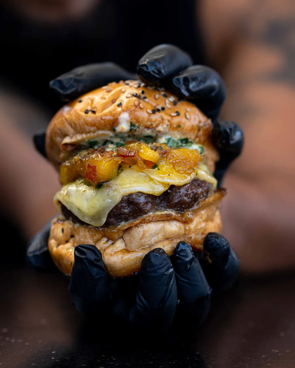 La Tropiburger, hamburguesa con mayonesa huancaína, queso gouda y relish de piña con tocino